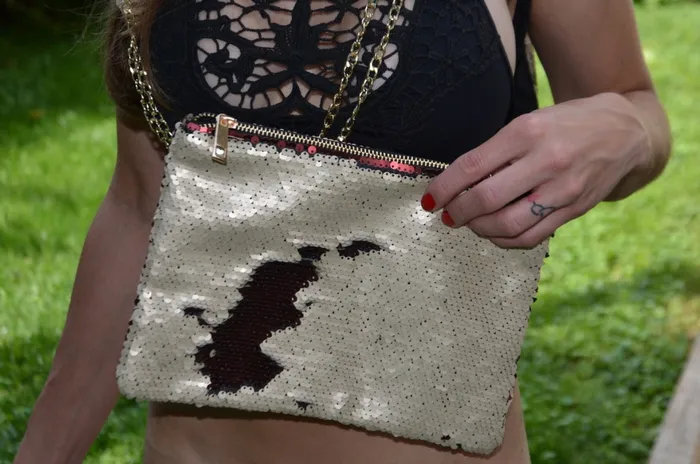 Perfectly Incorrect Anal Red to Champagne Flip Sequin Shimming Medium Clutch